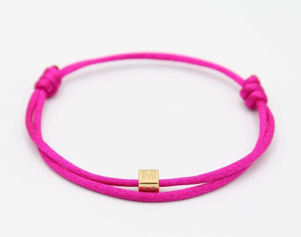 Satijnkoord armband mini initials - 1 bedel