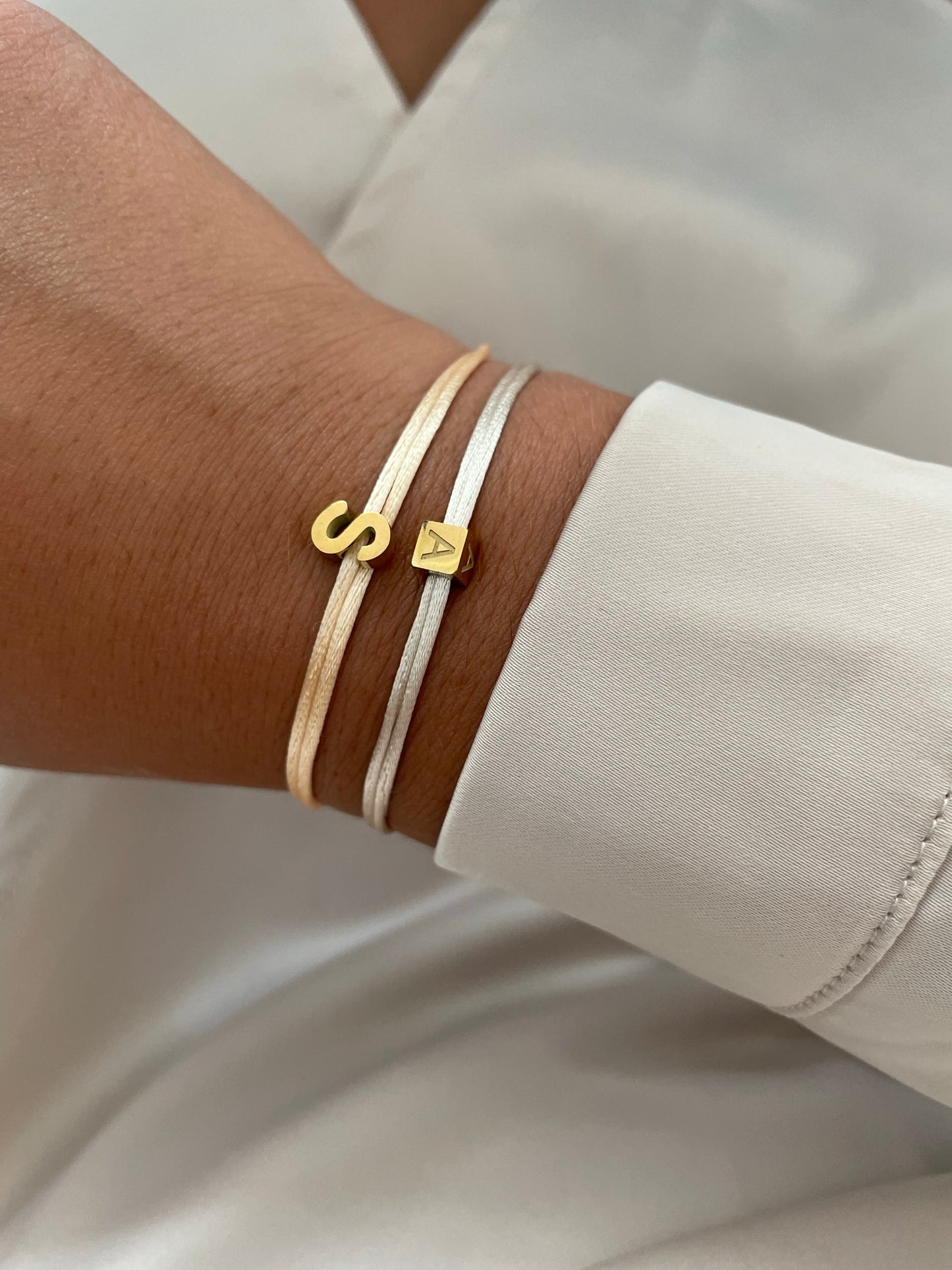 Satijnkoord armband mini initials - 1 bedel