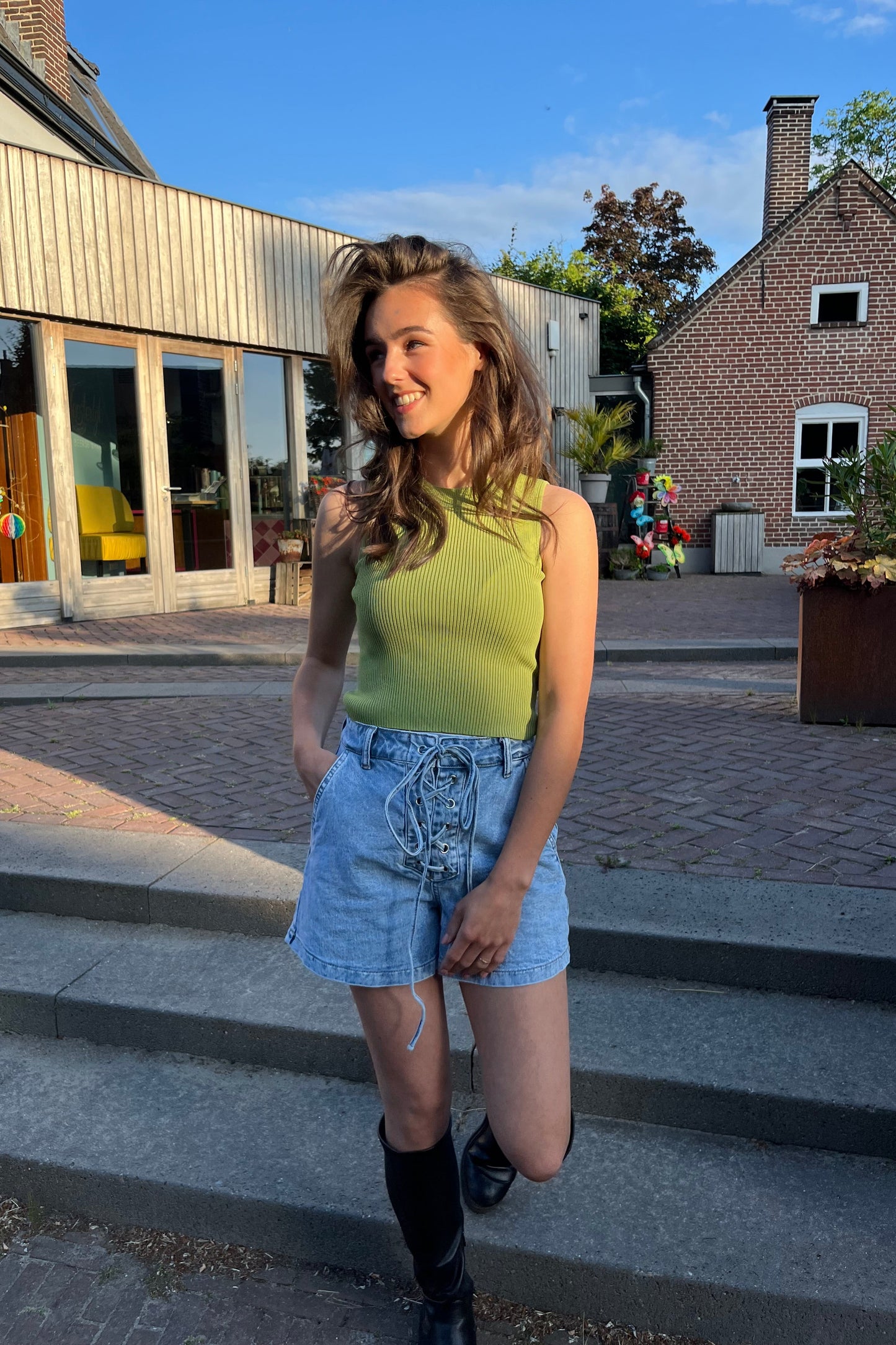 Queen hearts tie up short